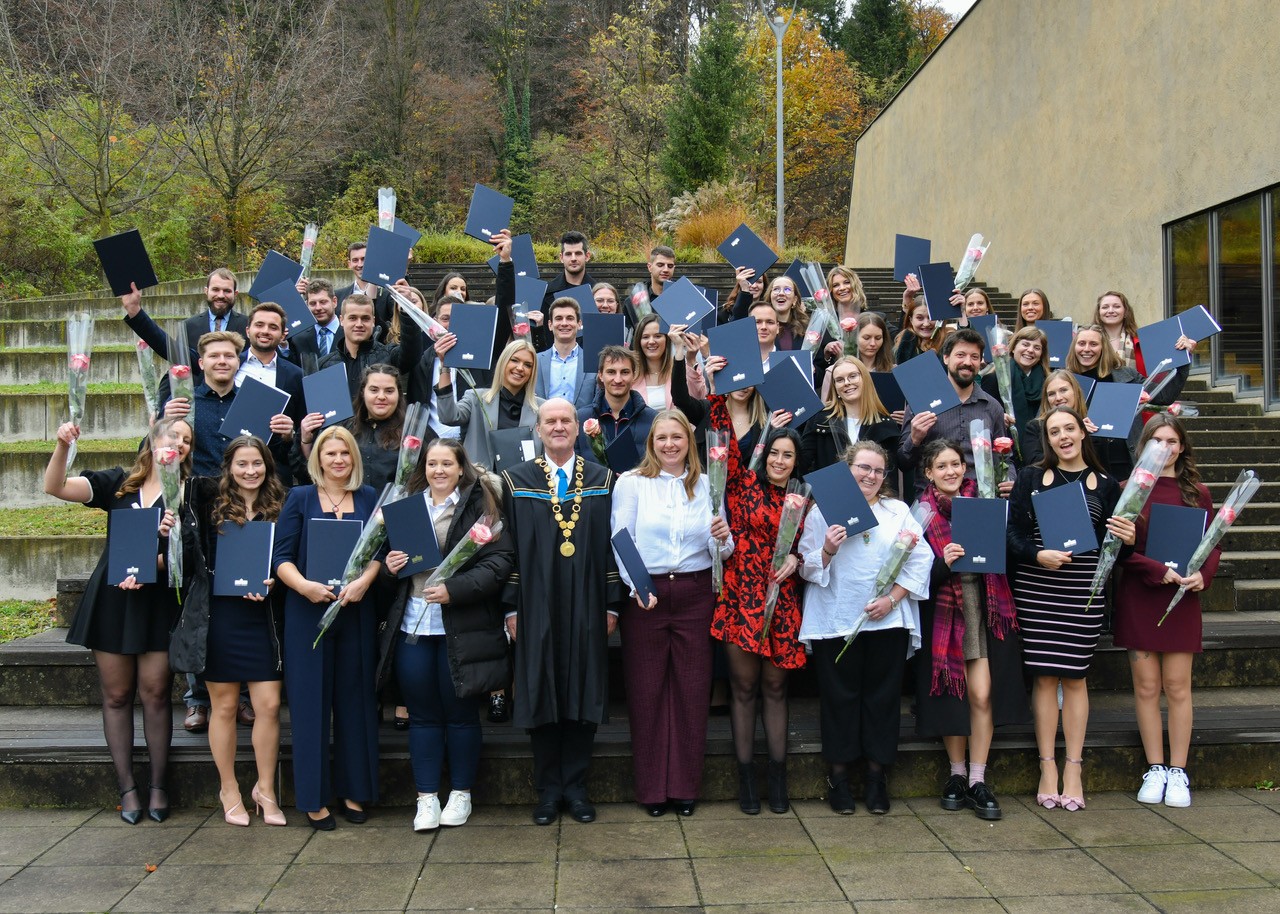 Read more about the article 21. 11. 2025 [GALERIJA] Slavnostna podelitev diplom